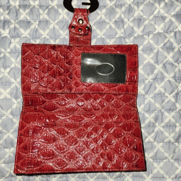 GUESS wallet in wine red shiny patent finish. - Picture 5 of 12